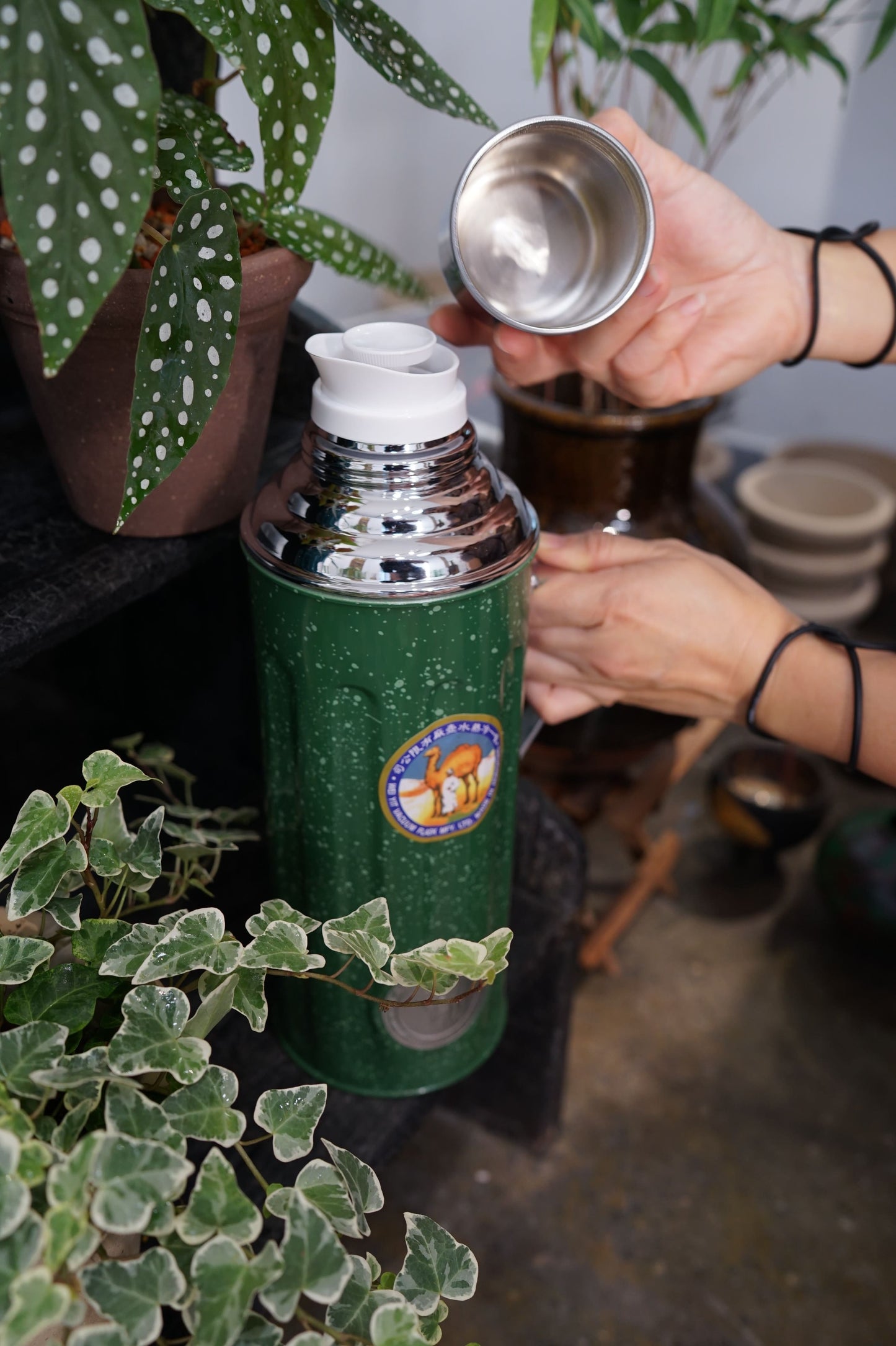 【香港CAMEL駱駝牌】331B 系列真空玻璃內膽保溫壺/ 1100ml/駱駝綠【買就送矽膠杯刷】