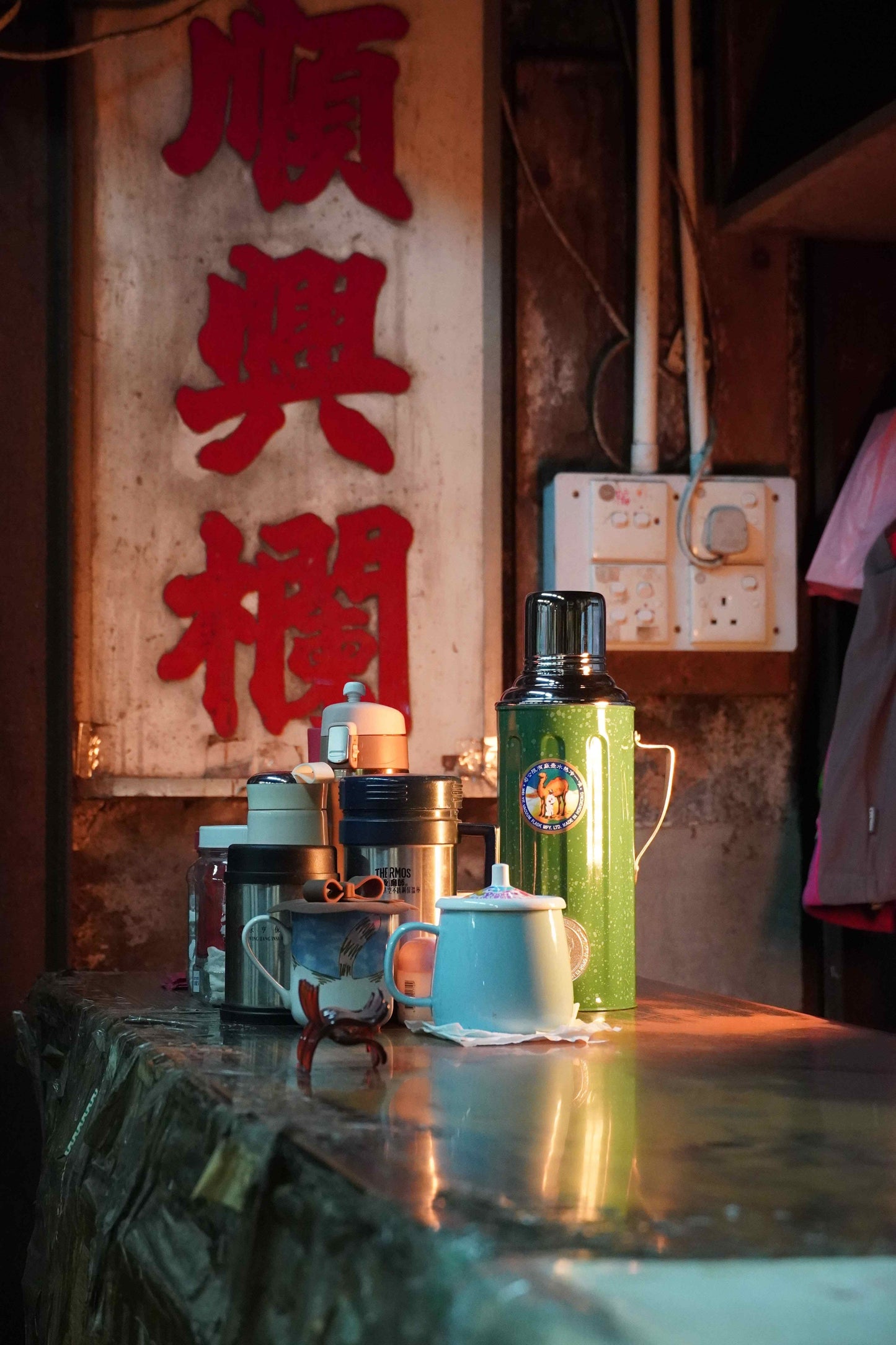 【香港CAMEL駱駝牌】331B 系列真空玻璃內膽保溫壺/ 1100ml/駱駝綠【買就送矽膠杯刷】